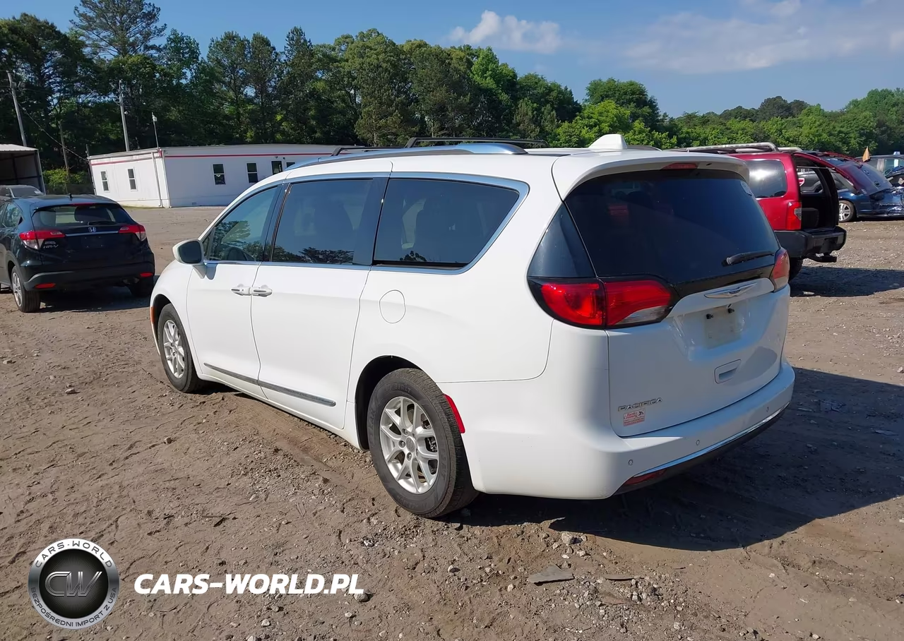 2020 Chrysler Pacifica Touring L VIN:2C4RC1BG5LR114326 - 3