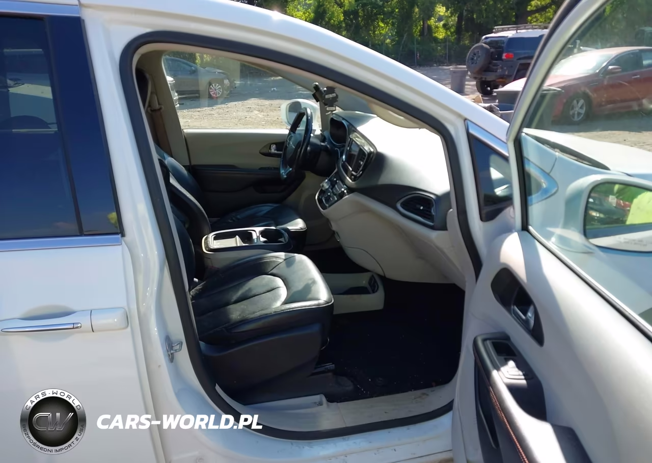 2020 Chrysler Pacifica Touring L VIN:2C4RC1BG5LR114326 - 5