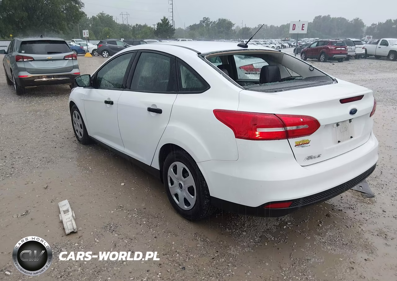 2018 Ford Focus S VIN:1FADP3E27JL230083 - 3