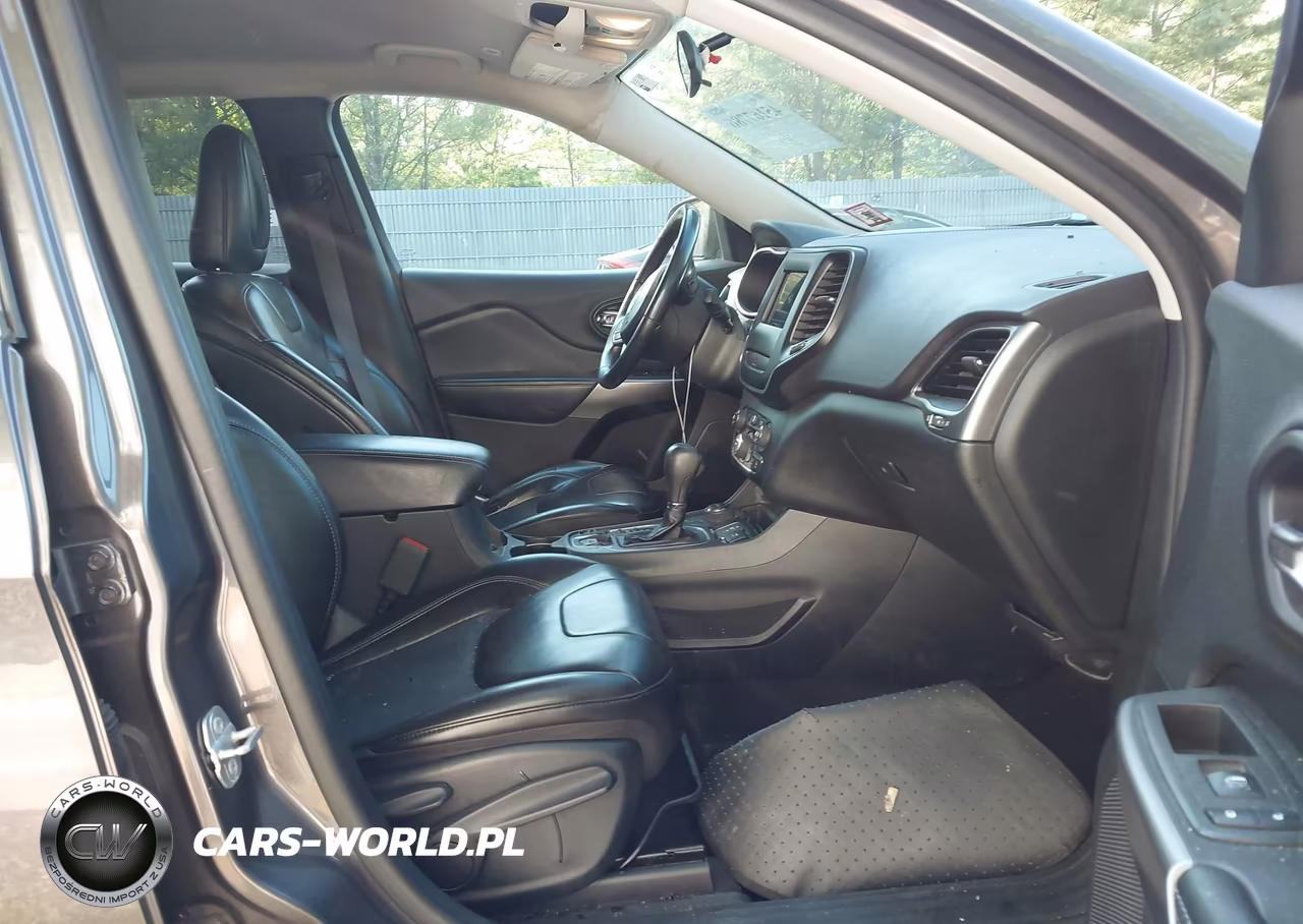 2019 Jeep Cherokee Latitude Plus 4X4 VIN:1C4PJMLB4KD182443 - 5