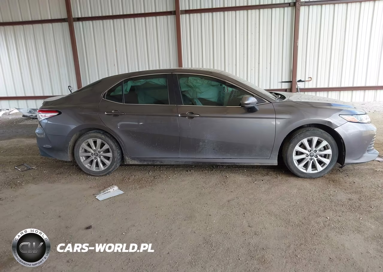 2018 Toyota Camry Le VIN:4T1B11HKXJU667942 - 13