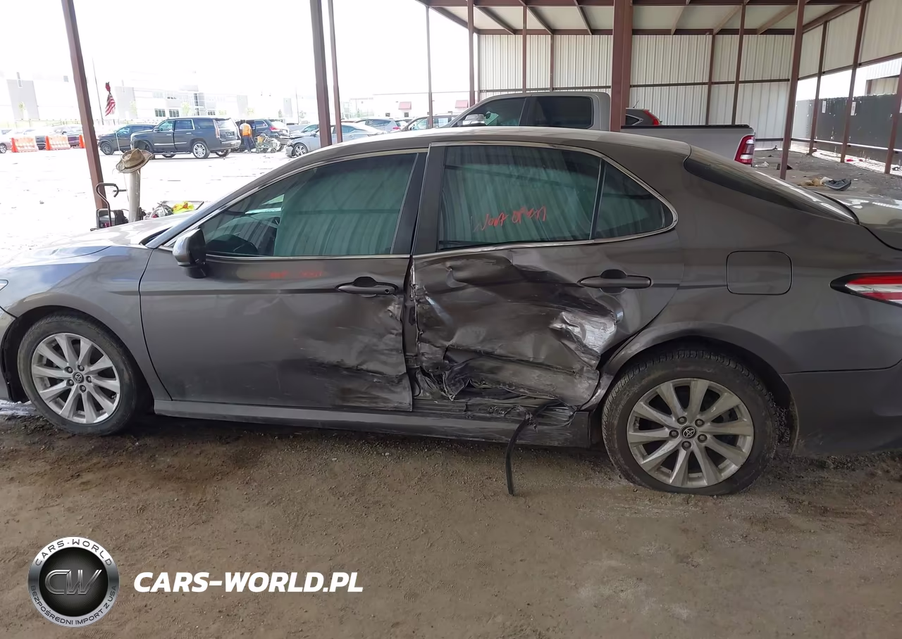 2018 Toyota Camry Le VIN:4T1B11HKXJU667942 - 14