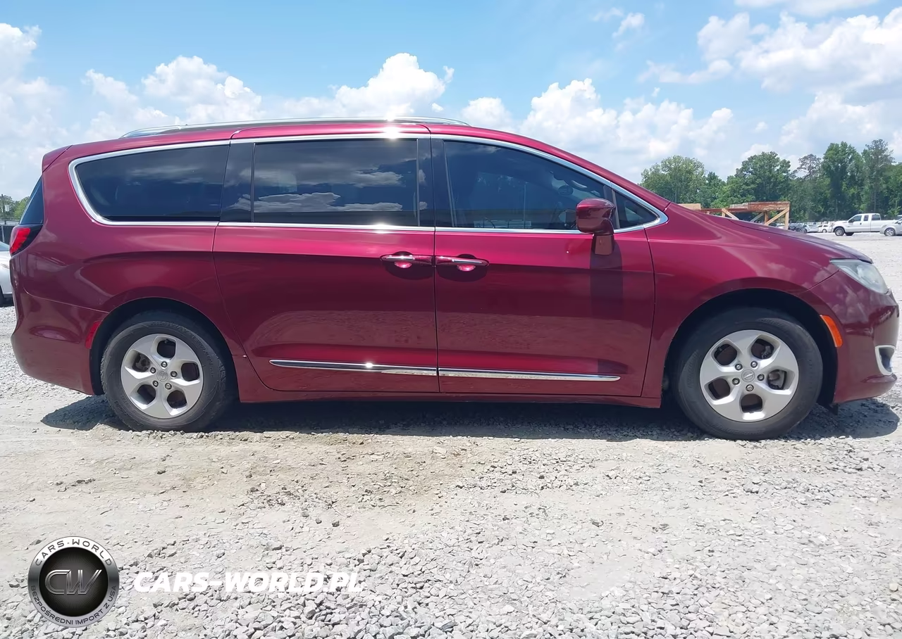 2017 Chrysler Pacifica Touring-L Plus VIN:2C4RC1EG6HR704618 - 13