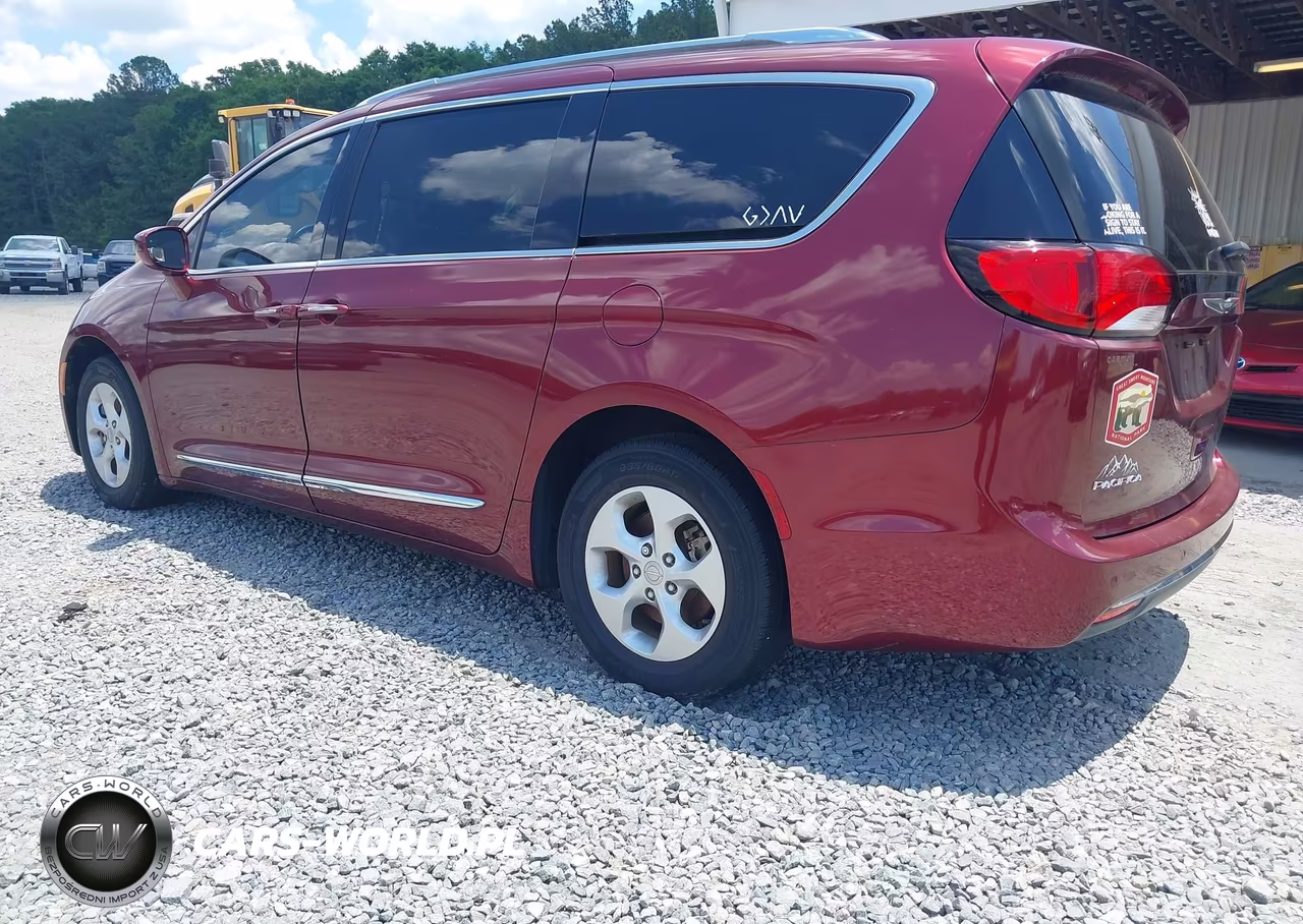 2017 Chrysler Pacifica Touring-L Plus VIN:2C4RC1EG6HR704618 - 3