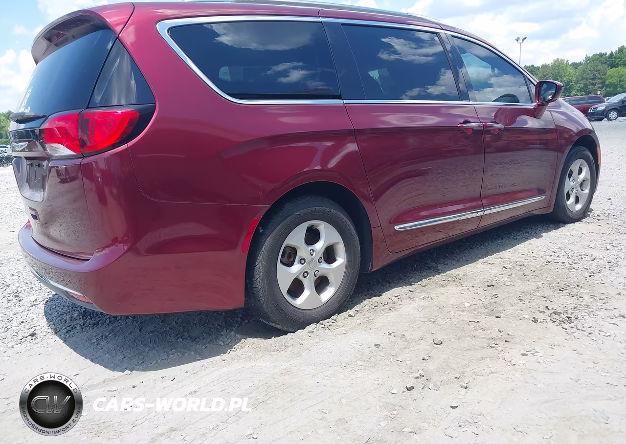 2017 Chrysler Pacifica Touring-L Plus VIN:2C4RC1EG6HR704618 - 4