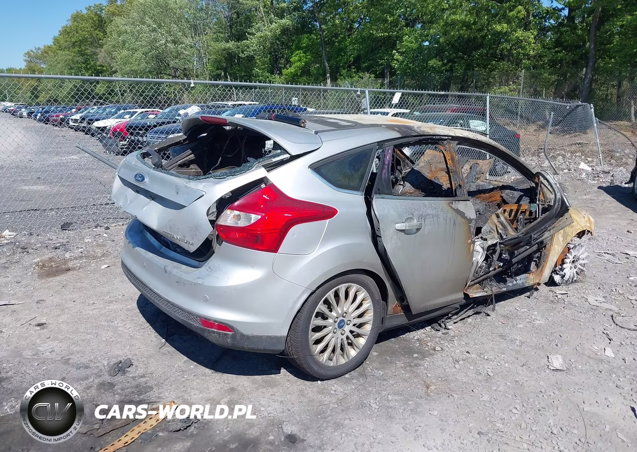2012 Ford Focus Titanium VIN:1FAHP3N21CL471657 - 4