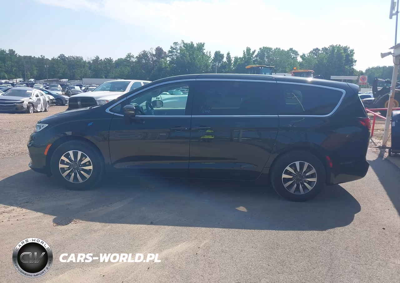 2023 Chrysler Pacifica Hybrid Touring L VIN:2C4RC1L72PR584110 - 15