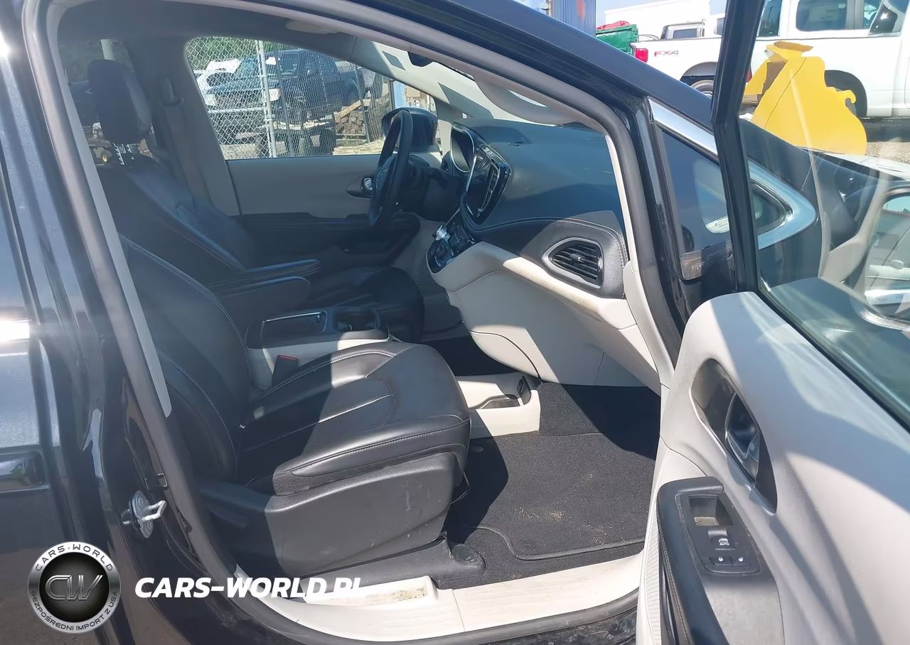 2023 Chrysler Pacifica Hybrid Touring L VIN:2C4RC1L72PR584110 - 5