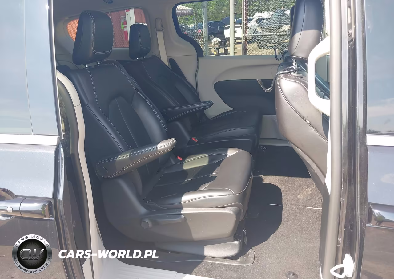 2023 Chrysler Pacifica Hybrid Touring L VIN:2C4RC1L72PR584110 - 8