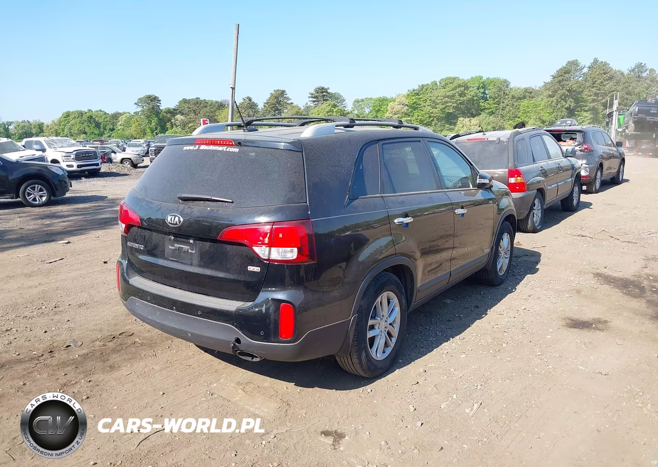 2015 Kia Sorento Lx VIN:5XYKTCA61FG608049 - 4