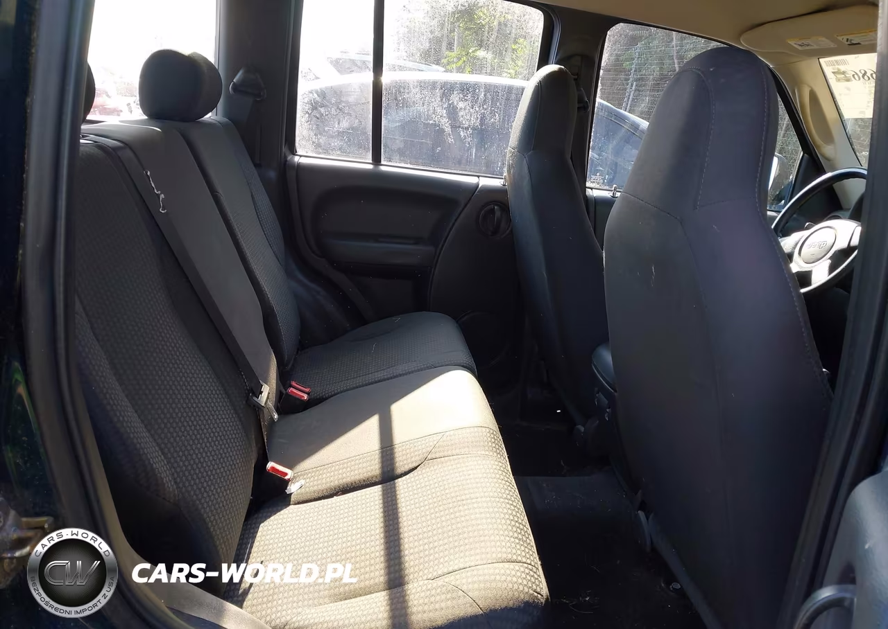 2004 Jeep Liberty Sport VIN:1J4GK48KX4W309462 - 8