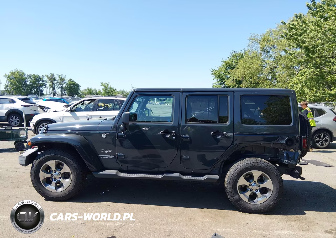 2017 Jeep Wrangler Unlimited Sahara 4X4 VIN:1C4HJWEG8HL738633 - 14