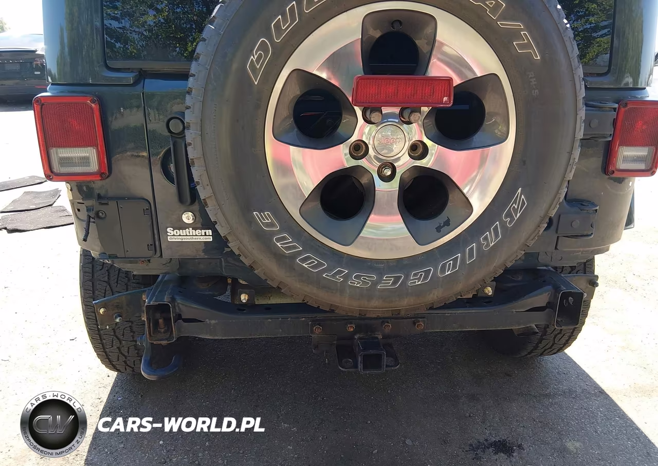 2017 Jeep Wrangler Unlimited Sahara 4X4 VIN:1C4HJWEG8HL738633 - 6