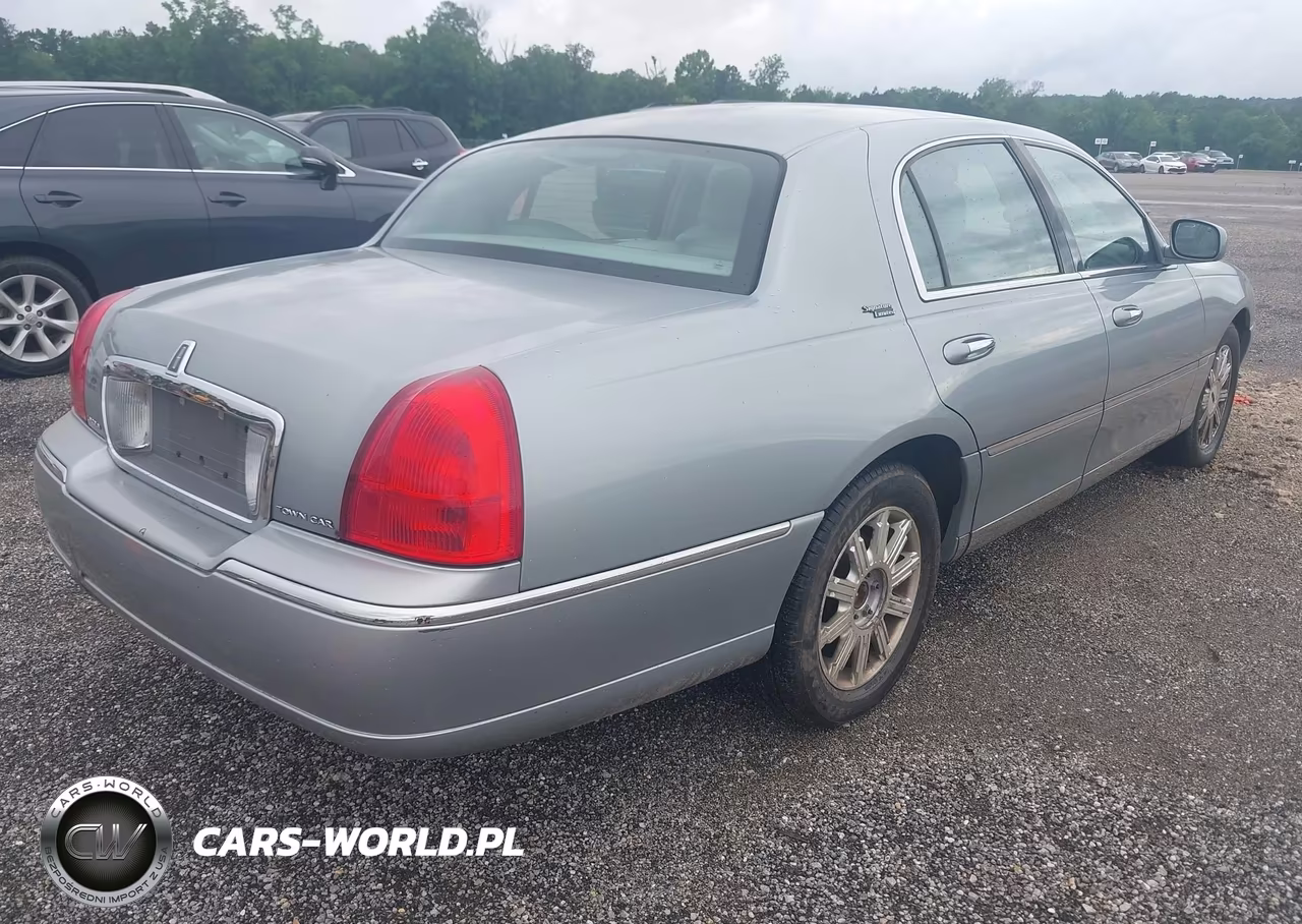 2006 Lincoln Town Car Signature Limited VIN:1LNHM82V26Y619235 - 4