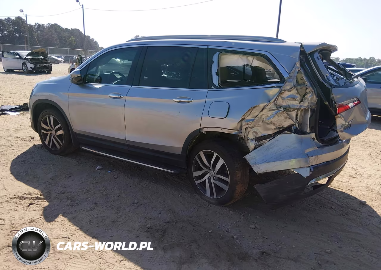 2018 Honda Pilot Touring VIN:5FNYF6H90JB056773 - 3