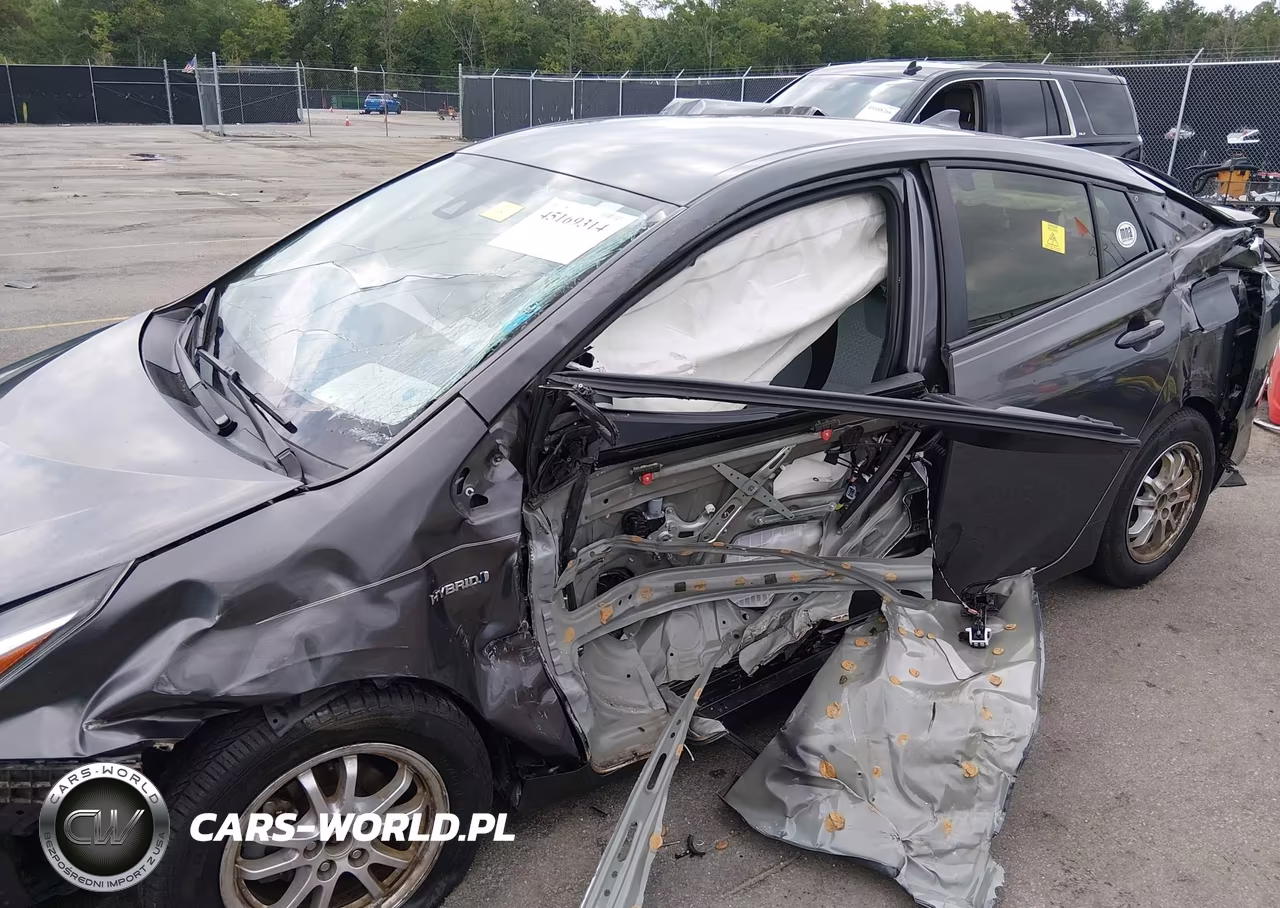 2018 Toyota Prius Two VIN:JTDKBRFUXJ3075662 - 6