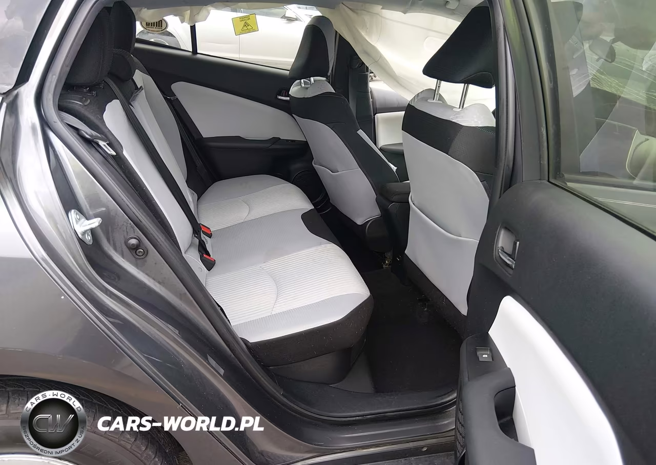 2018 Toyota Prius Two VIN:JTDKBRFUXJ3075662 - 8