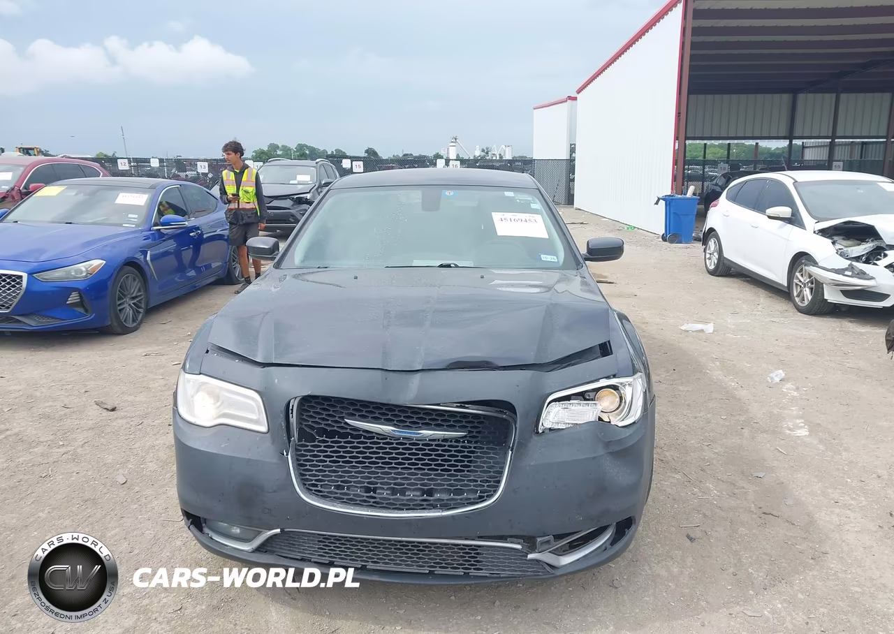 2018 Chrysler 300 Touring VIN:2C3CCAAG7JH208223 - 12
