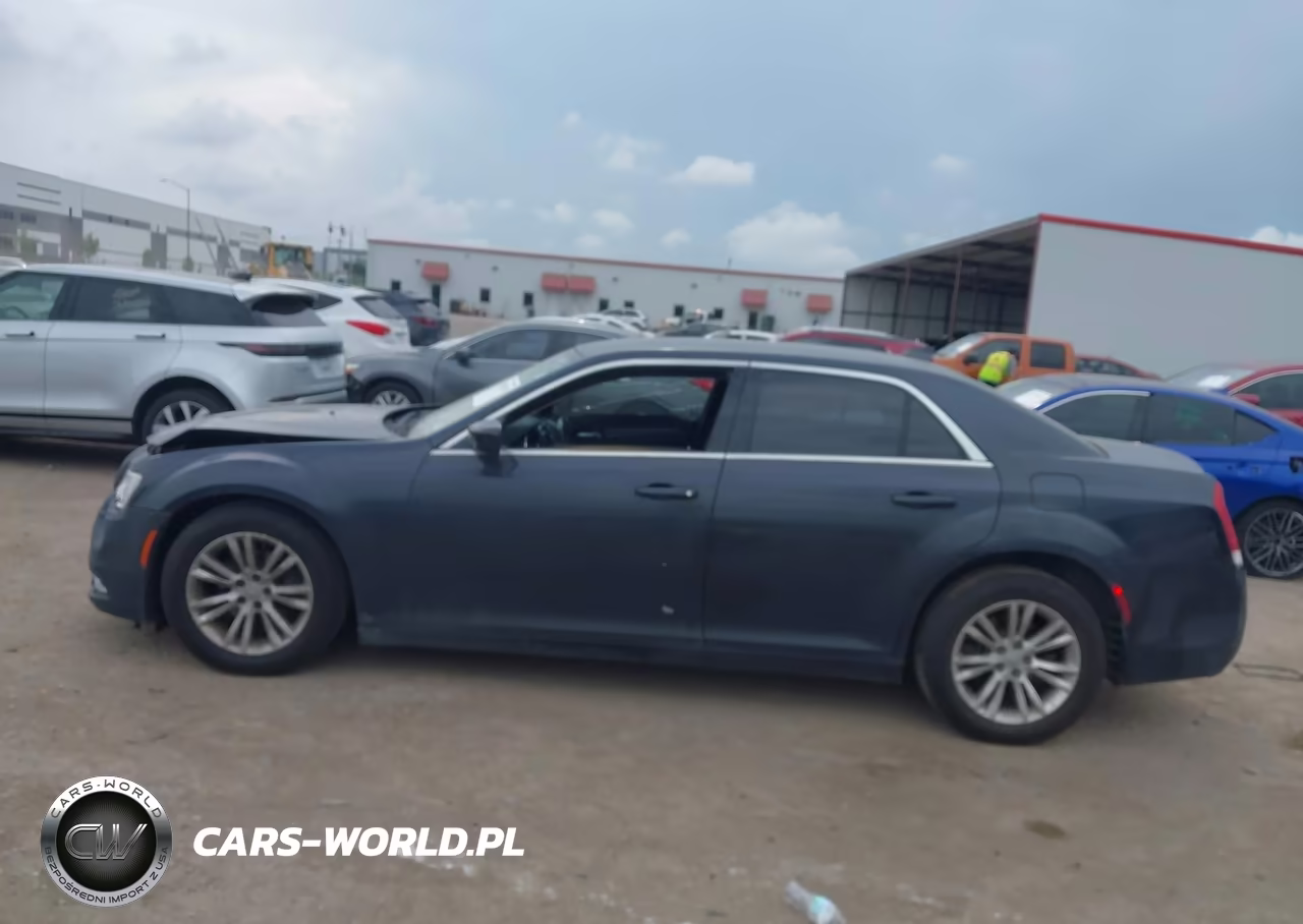 2018 Chrysler 300 Touring VIN:2C3CCAAG7JH208223 - 14