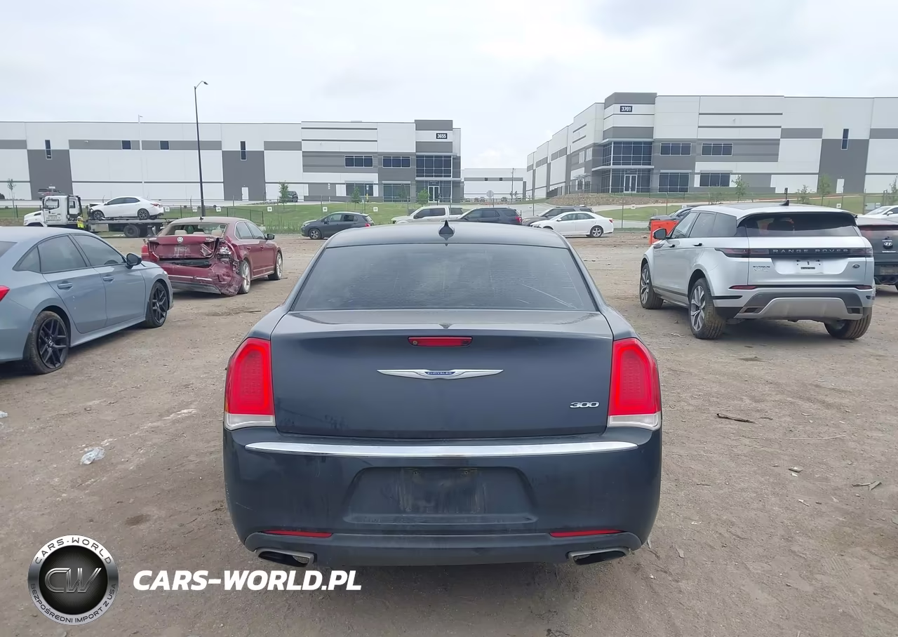 2018 Chrysler 300 Touring VIN:2C3CCAAG7JH208223 - 16