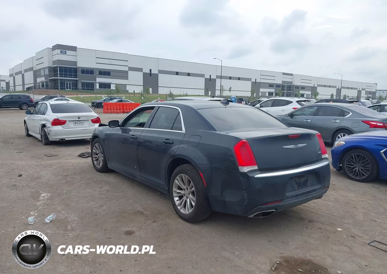 2018 Chrysler 300 Touring VIN:2C3CCAAG7JH208223 - 3
