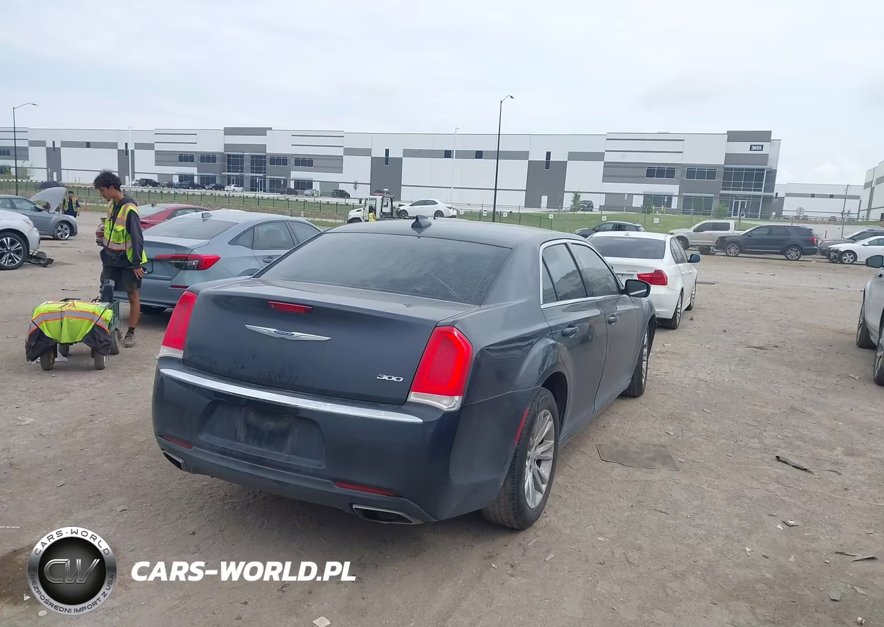 2018 Chrysler 300 Touring VIN:2C3CCAAG7JH208223 - 4