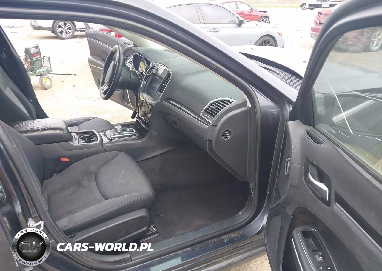 2018 Chrysler 300 Touring VIN:2C3CCAAG7JH208223 - 5