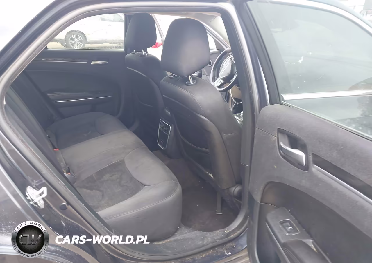 2018 Chrysler 300 Touring VIN:2C3CCAAG7JH208223 - 8