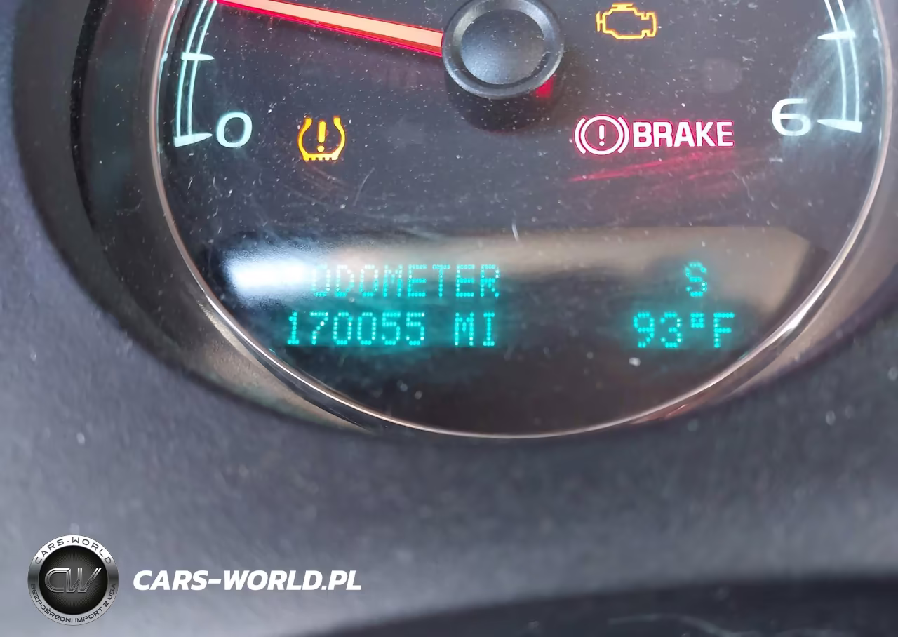 2011 Chevrolet Suburban 1500 Ls VIN:1GNSKHE32BR329664 - 16