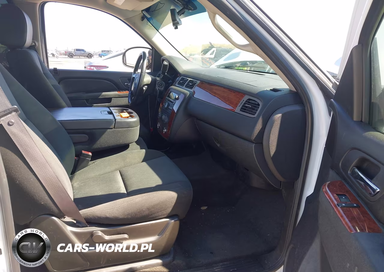 2011 Chevrolet Suburban 1500 Ls VIN:1GNSKHE32BR329664 - 5