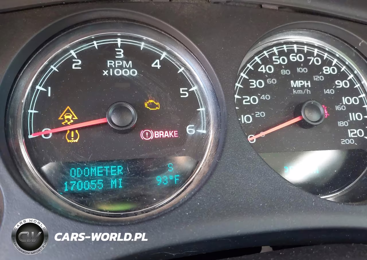 2011 Chevrolet Suburban 1500 Ls VIN:1GNSKHE32BR329664 - 7