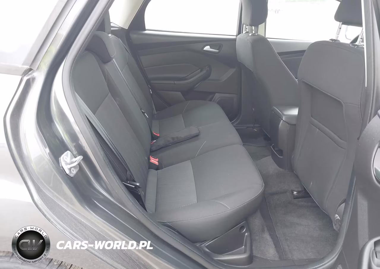 2018 Ford Focus Se VIN:1FADP3K23JL328984 - 4