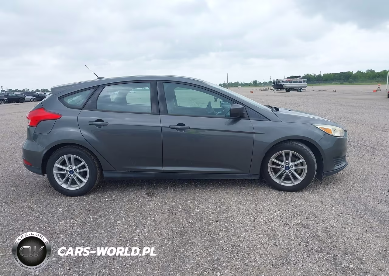2018 Ford Focus Se VIN:1FADP3K23JL328984 - 9