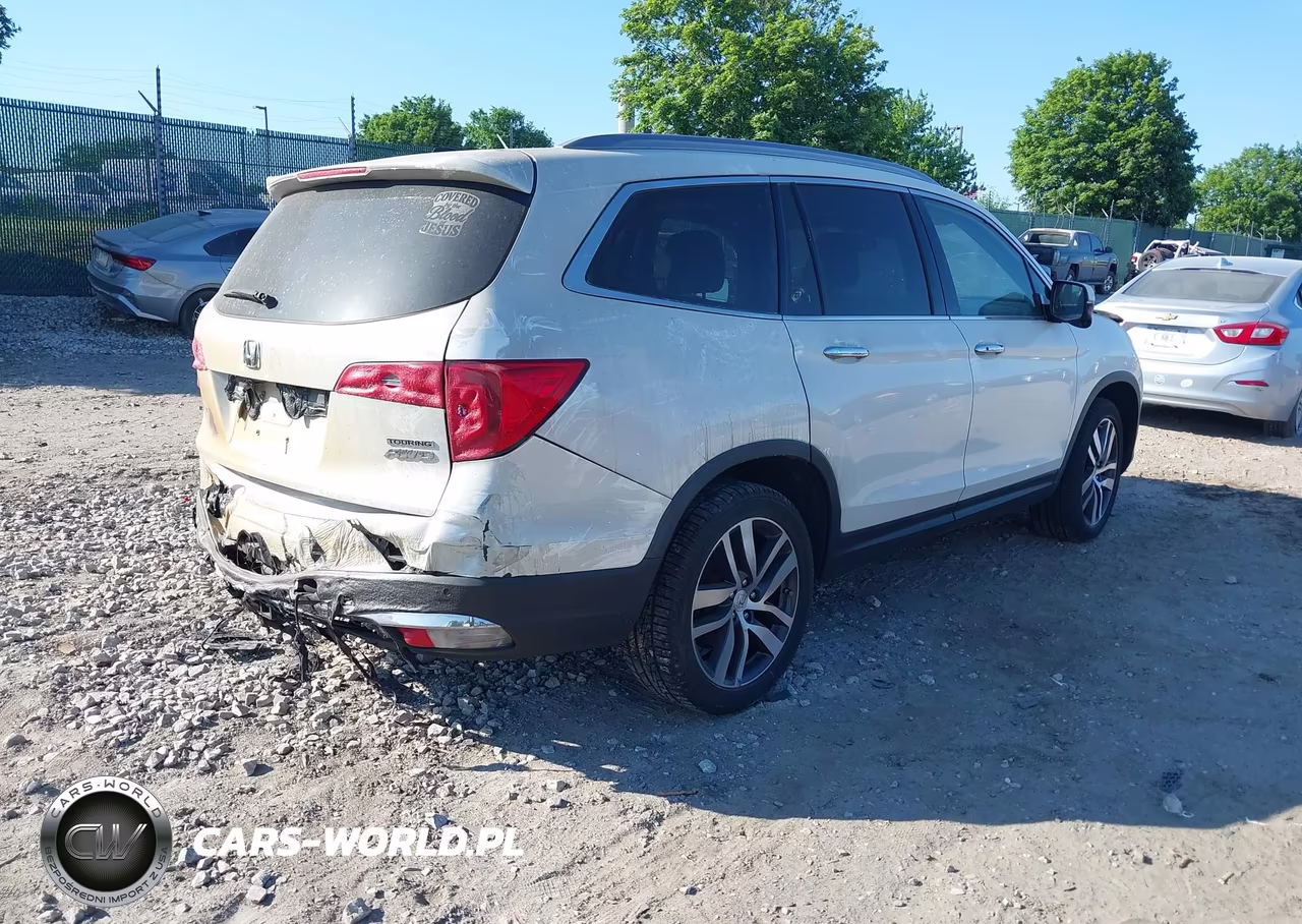 2017 Honda Pilot Touring VIN:5FNYF6H96HB077086 - 4