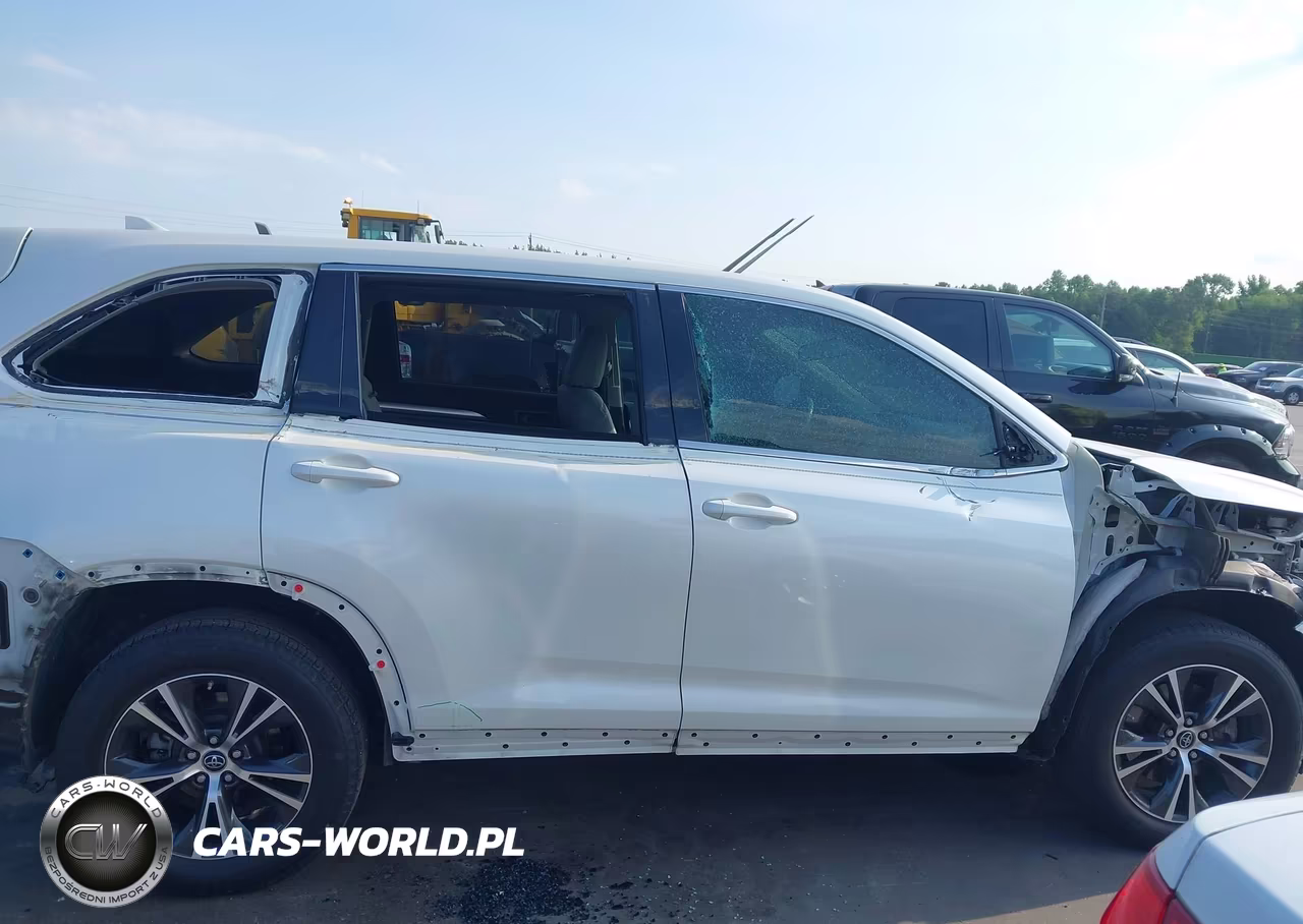2018 Toyota Highlander Le Plus VIN:5TDZZRFH7JS267018 - 14