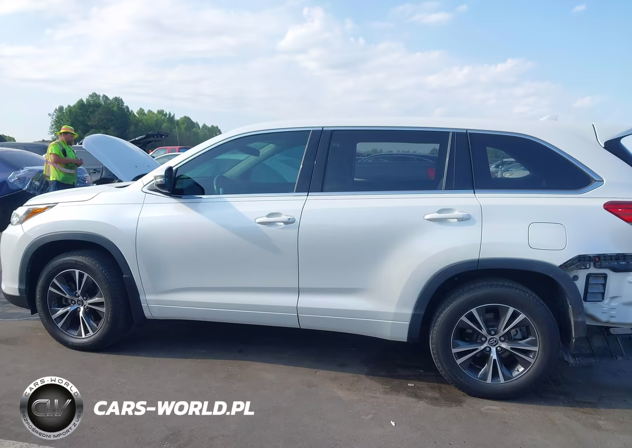 2018 Toyota Highlander Le Plus VIN:5TDZZRFH7JS267018 - 15