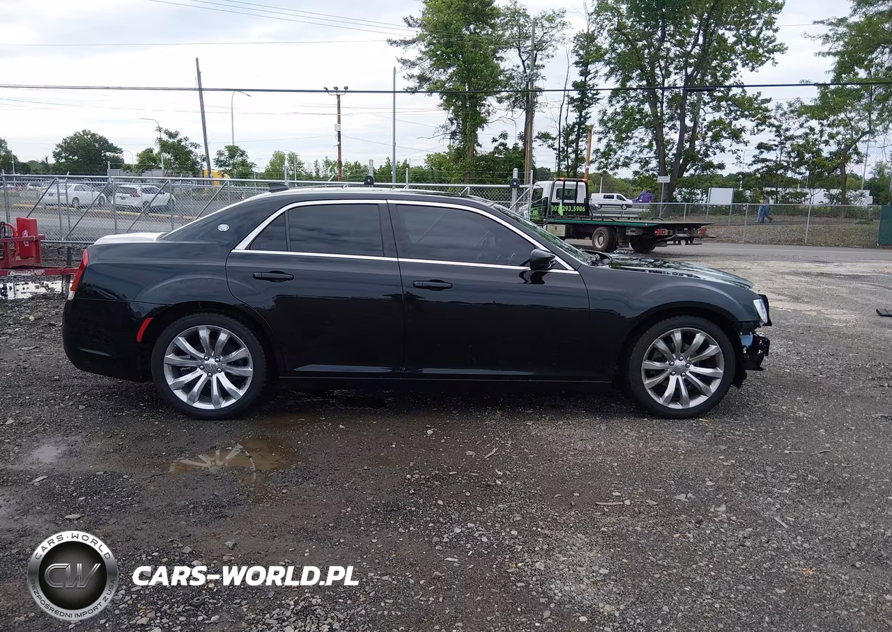 2018 Chrysler 300 Touring L VIN:2C3CCAAG3JH191162 - 13