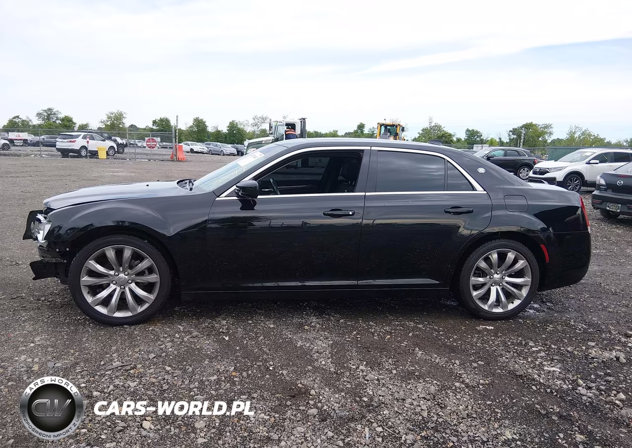 2018 Chrysler 300 Touring L VIN:2C3CCAAG3JH191162 - 14