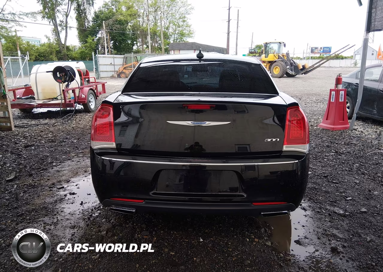 2018 Chrysler 300 Touring L VIN:2C3CCAAG3JH191162 - 16