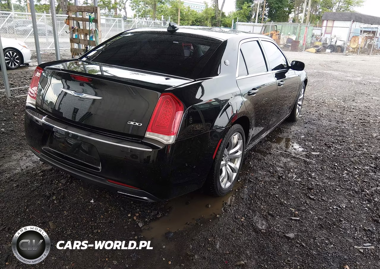 2018 Chrysler 300 Touring L VIN:2C3CCAAG3JH191162 - 4