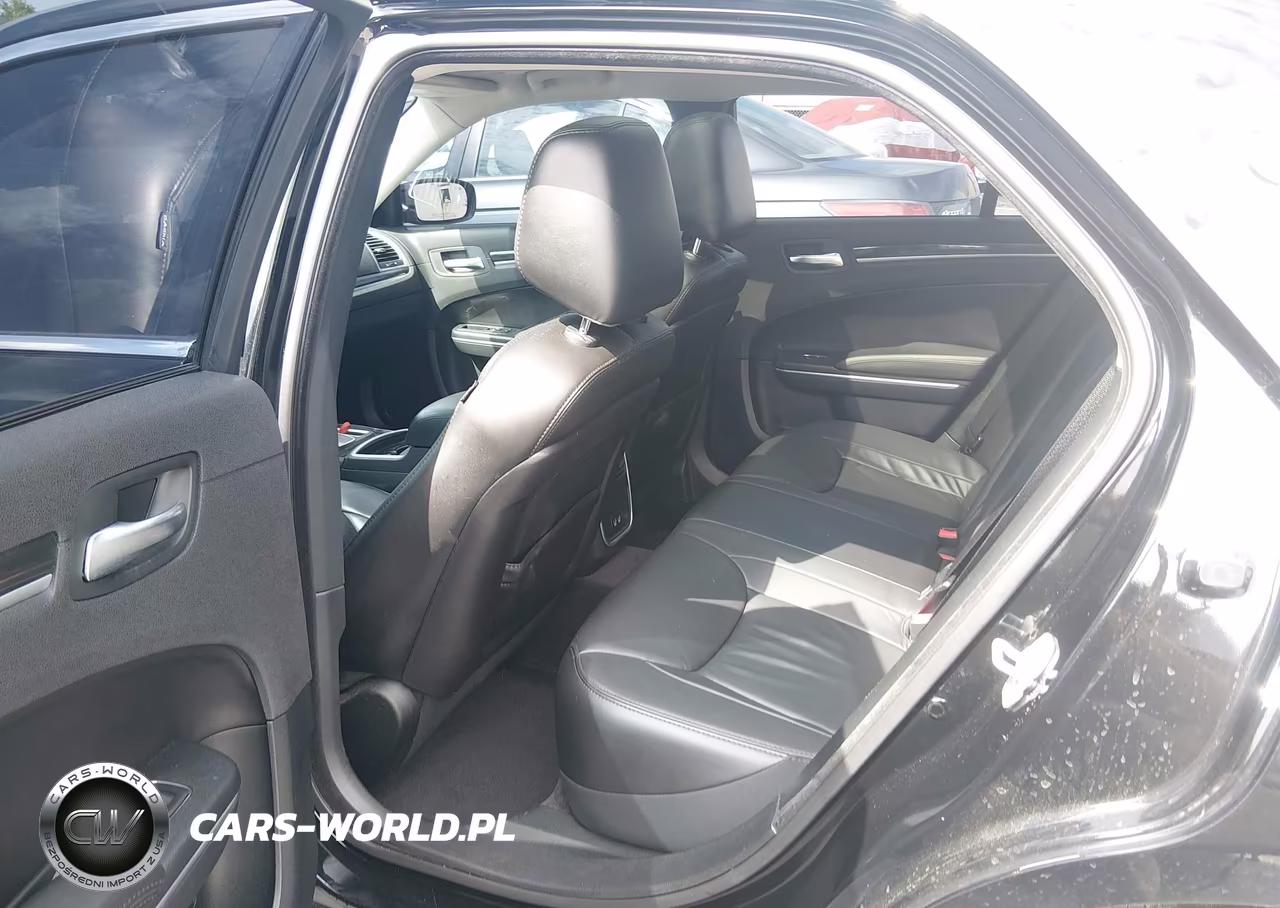 2018 Chrysler 300 Touring L VIN:2C3CCAAG3JH191162 - 5