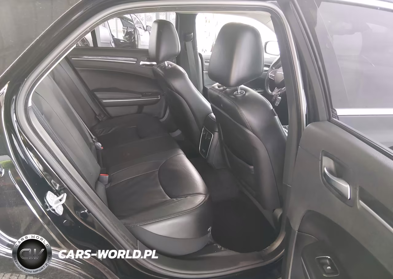 2018 Chrysler 300 Touring L VIN:2C3CCAAG3JH191162 - 8