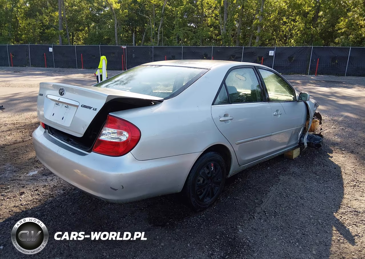 2004 Toyota Camry Le VIN:JTDBE30K340261853 - 4