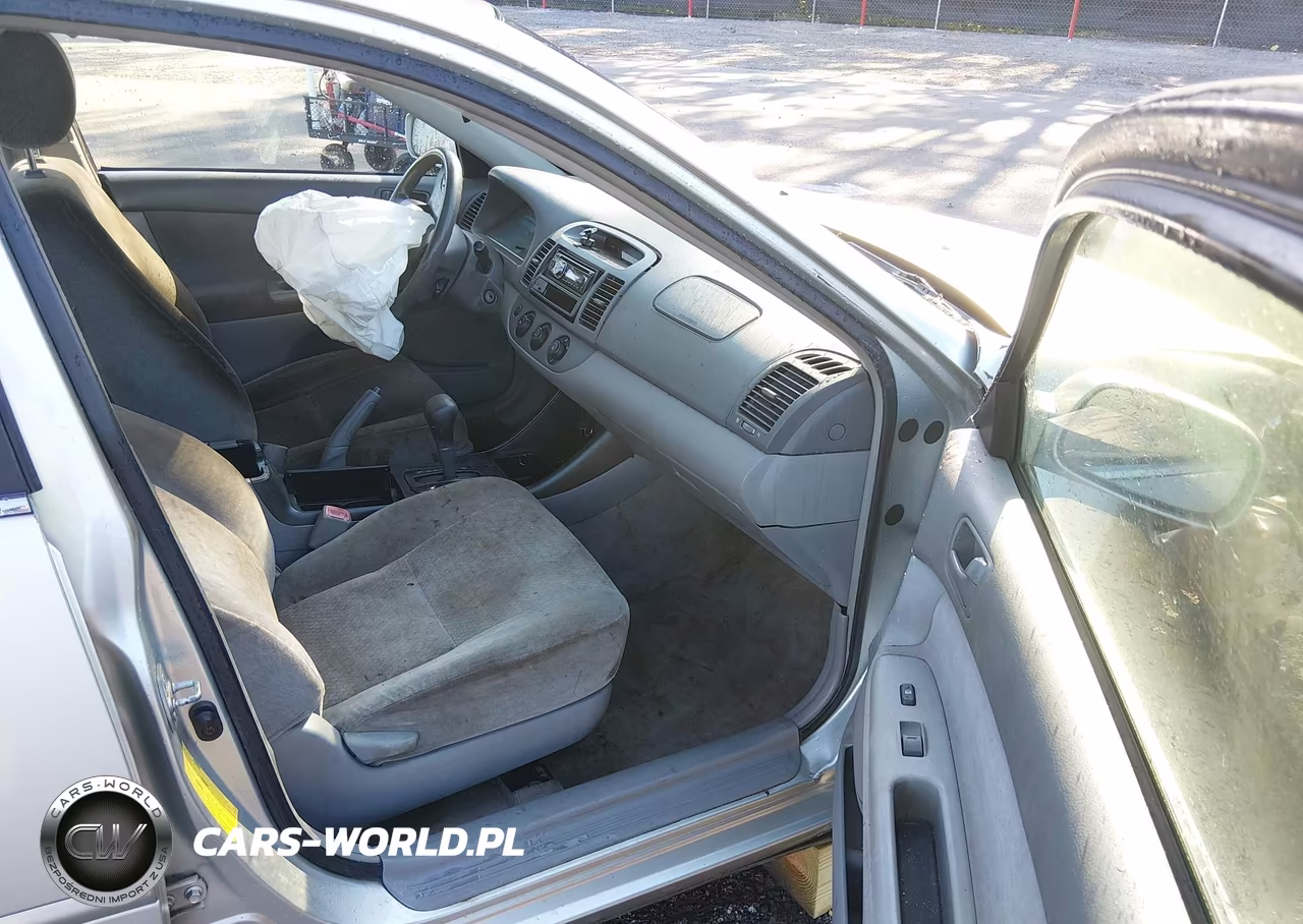 2004 Toyota Camry Le VIN:JTDBE30K340261853 - 5