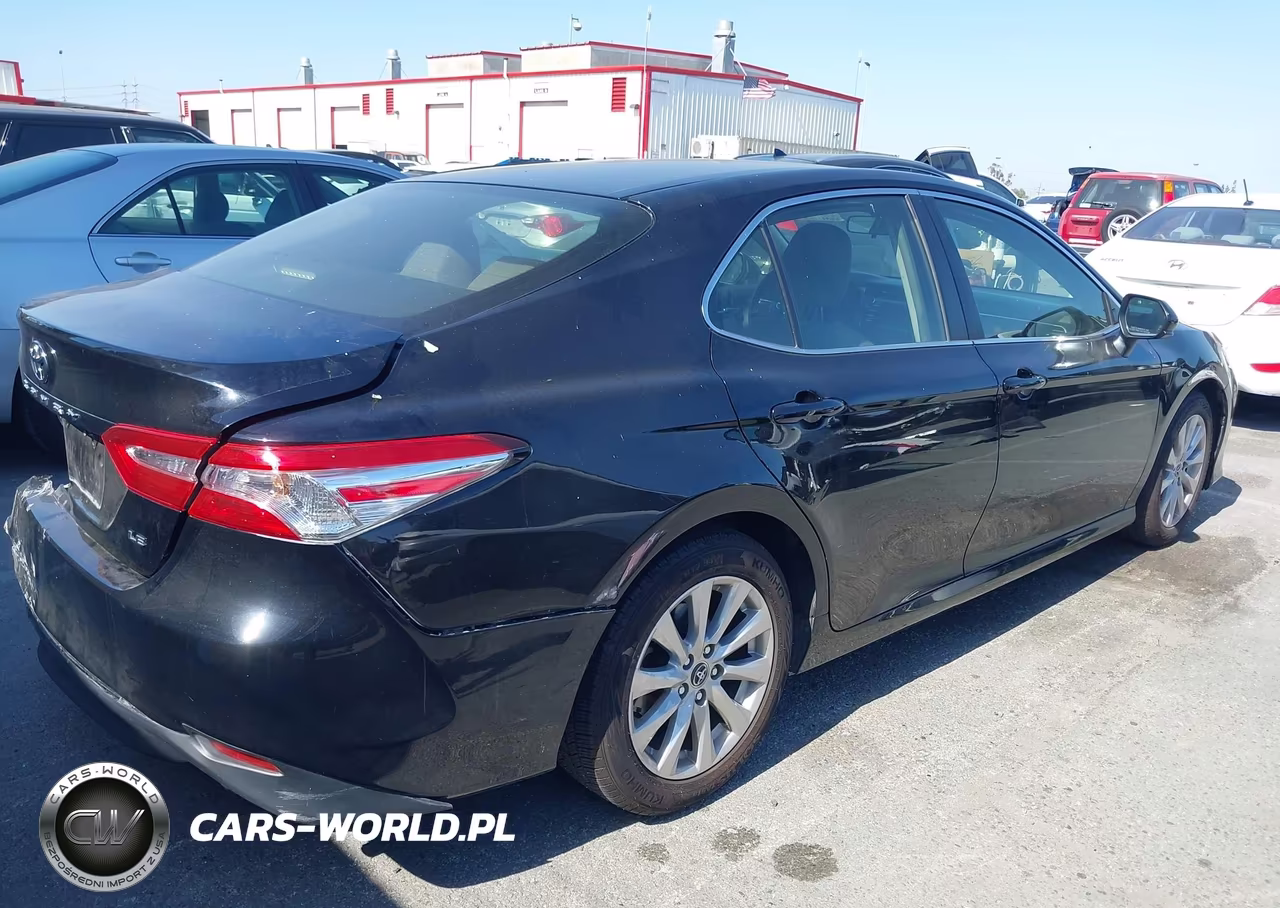 2018 Toyota Camry Le VIN:JTNB11HK2J3032431 - 4
