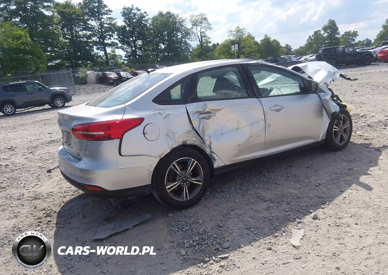 2017 Ford Focus Se VIN:1FADP3FE4HL312940 - 4