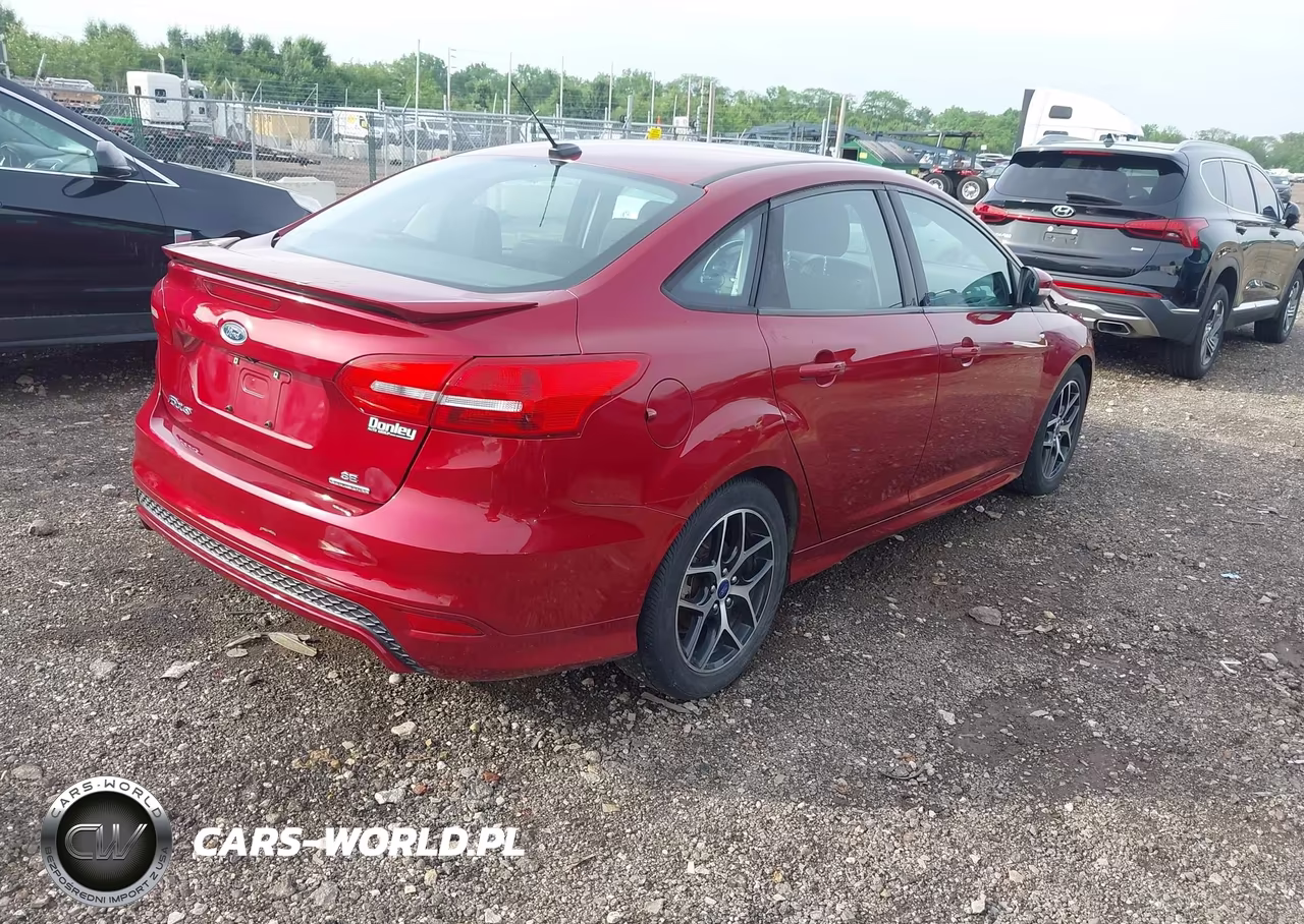 2016 Ford Focus Se VIN:1FADP3F28GL374250 - 4