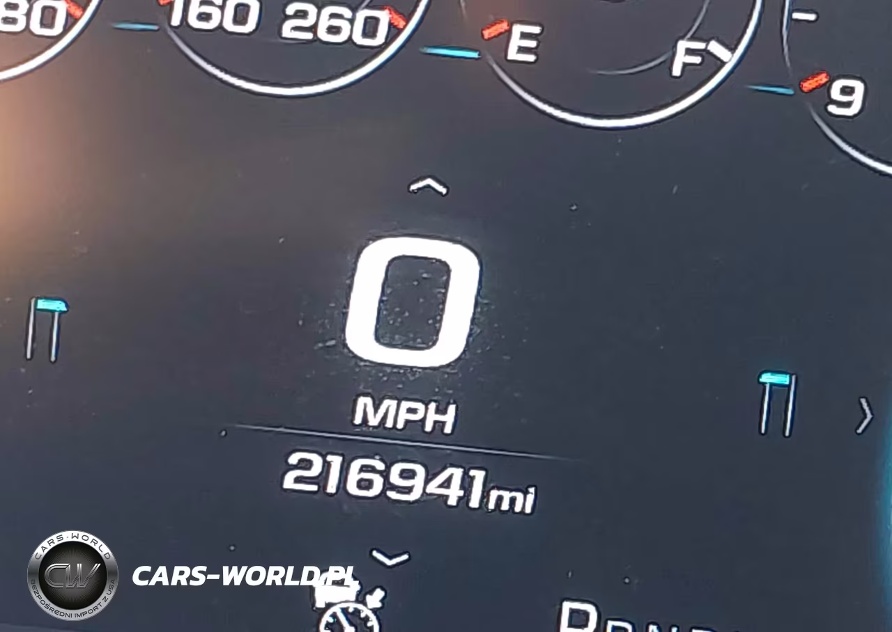 2018 Chevrolet Suburban Premier VIN:1GNSKJKC6JR143118 - 16