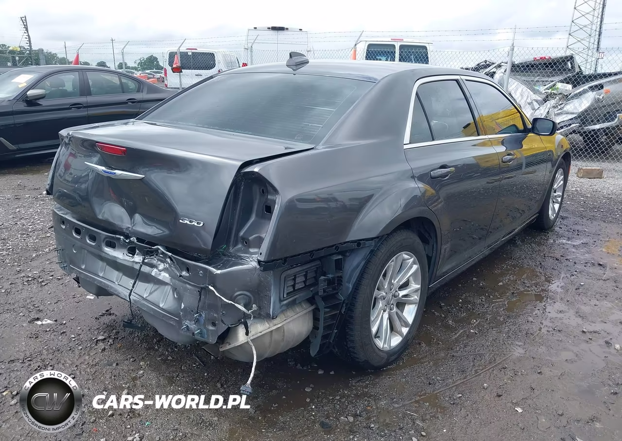 2020 Chrysler 300 Touring L VIN:2C3CCAAG2LH120263 - 4