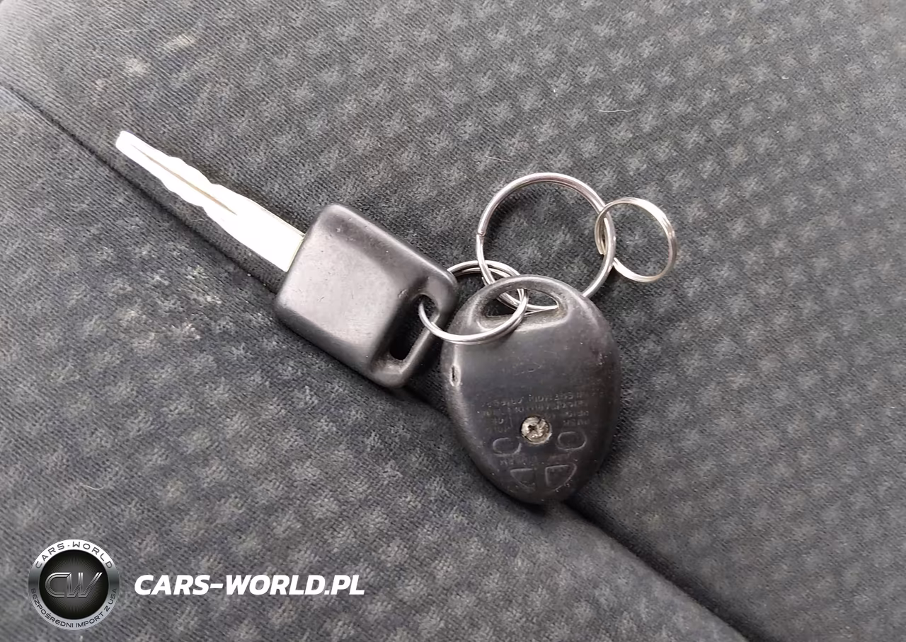 2010 Nissan Versa 1.8S VIN:3N1BC1CP2AL389147 - 11